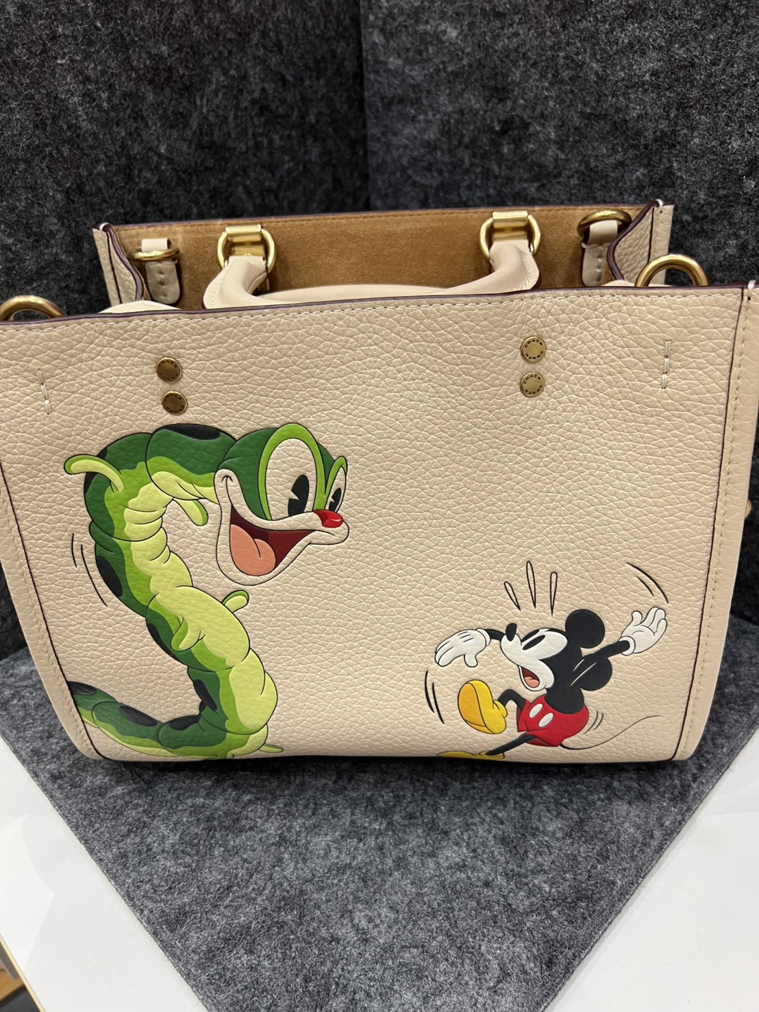 コーチ×ディズニーコラボハンドバックお買取りさせていただきました！